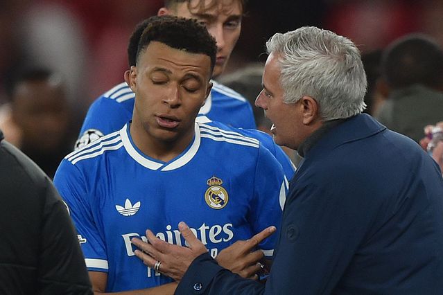 José Mourinho a falar com Kylian Mbappé no Benfica-Real Madrid na Luz - Foto: Miguel Nunes