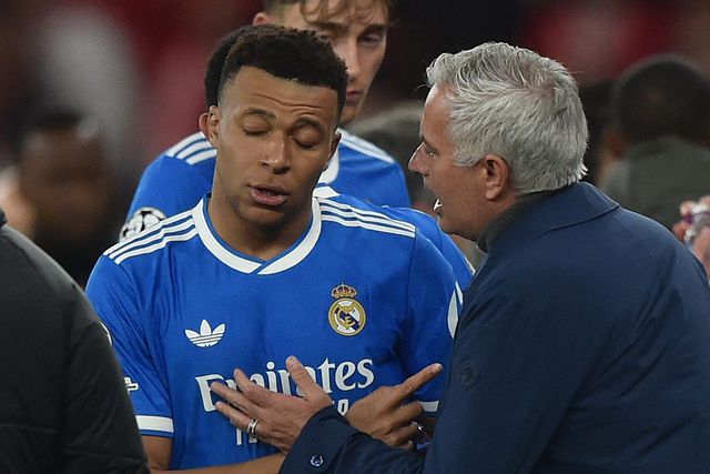 José Mourinho a falar com Kylian Mbappé no Benfica-Real Madrid na Luz - Foto: Miguel Nunes