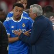 José Mourinho a falar com Kylian Mbappé no Benfica-Real Madrid na Luz - Foto: Miguel Nunes
