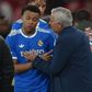 José Mourinho a falar com Kylian Mbappé no Benfica-Real Madrid na Luz - Foto: Miguel Nunes