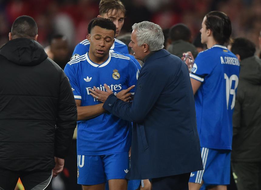 José Mourinho a falar com Kylian Mbappé - Foto: Miguel Nunes