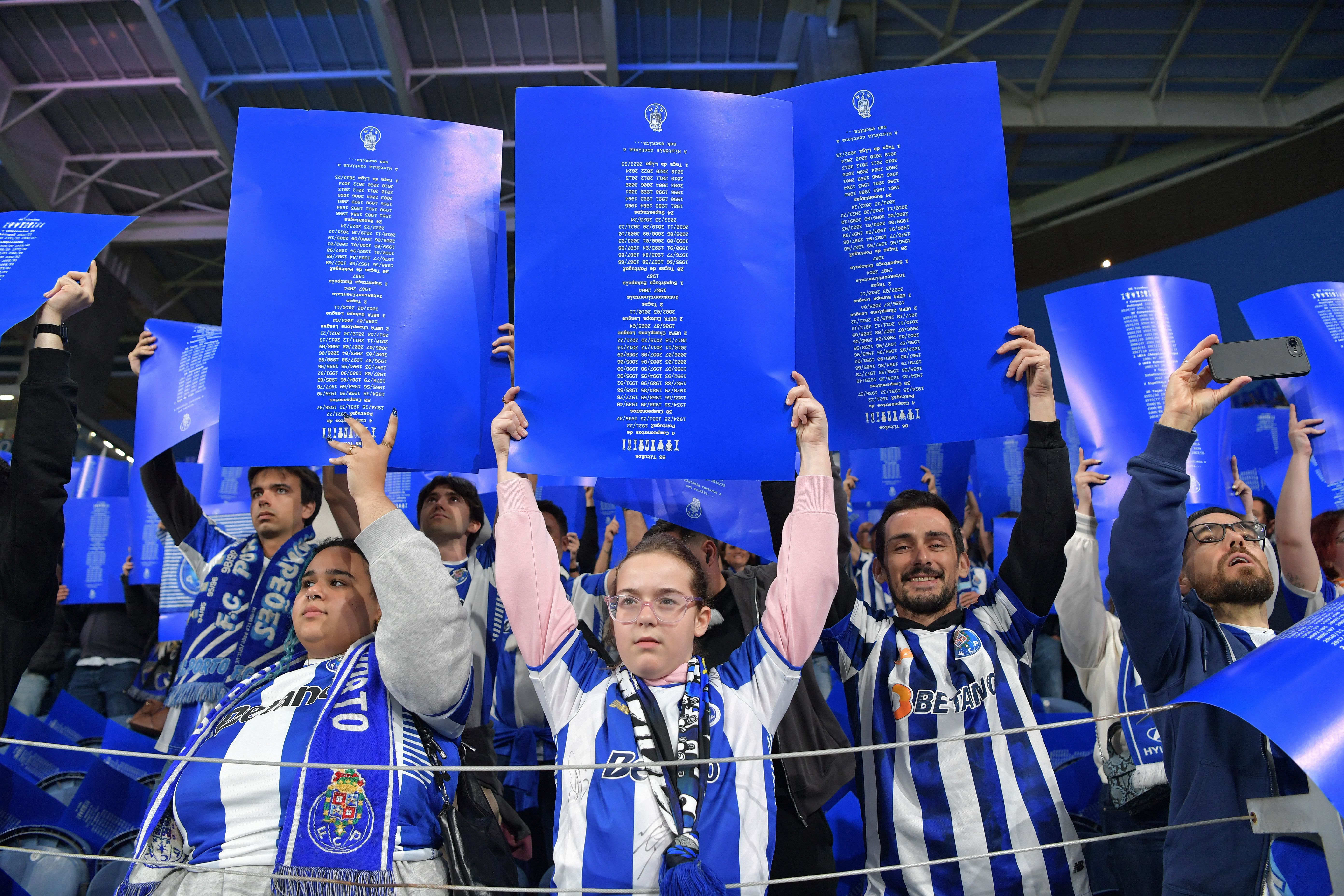 Adeptos do FC Porto mostraram apoio à equipa com uma coreografia antes do apito inicial. Foto: Rogério Ferreira/Kapta+ (FC Porto-Sporting)