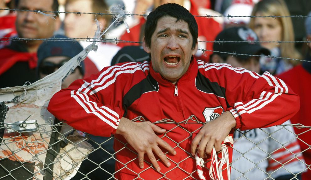 Adepto do River desesperado com a histórica descida, em 2011