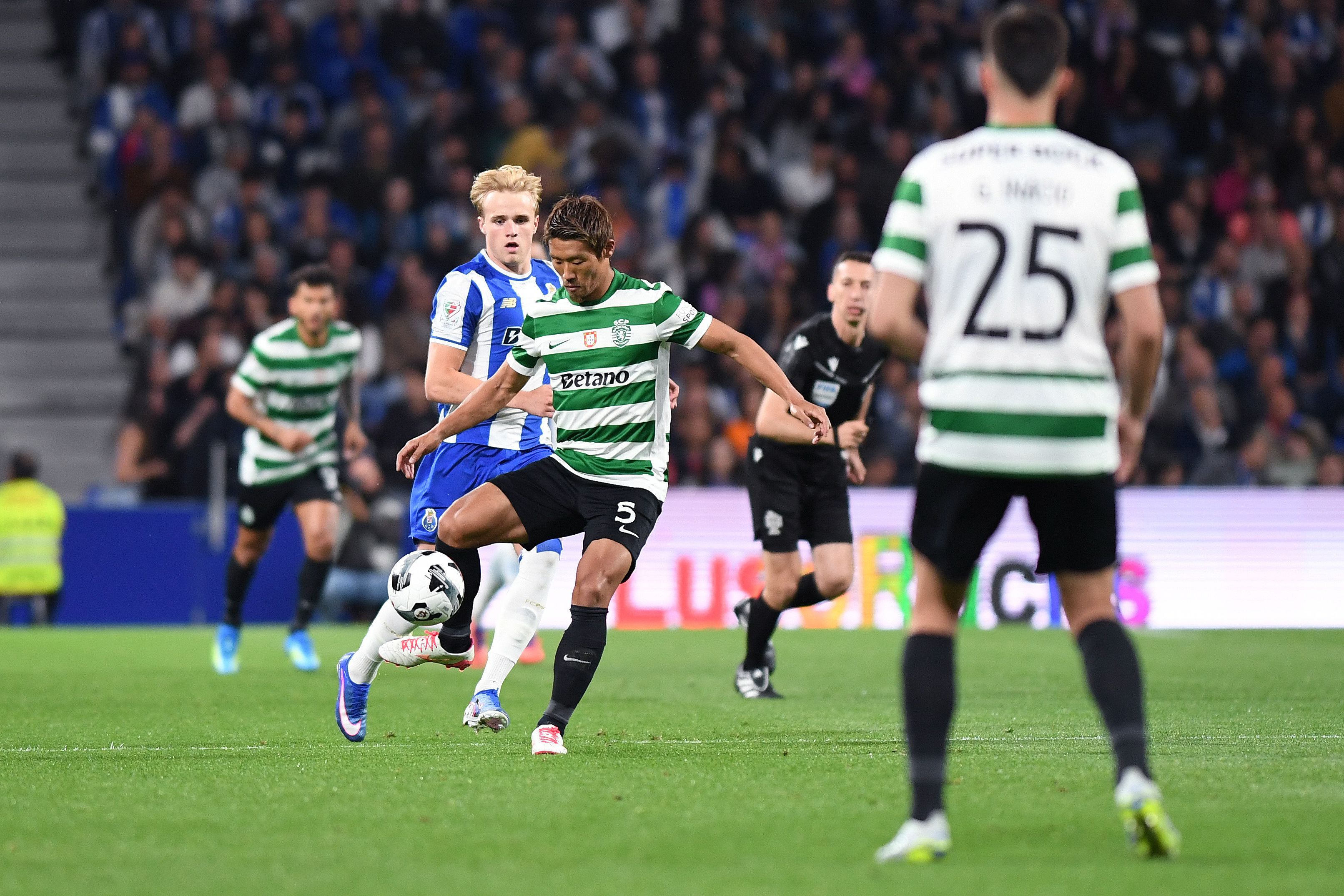 Morita controla o esférico, com Froholdt à espreita. Foto: Rogério Ferreira/Kapta+ (FC Porto-Sporting)