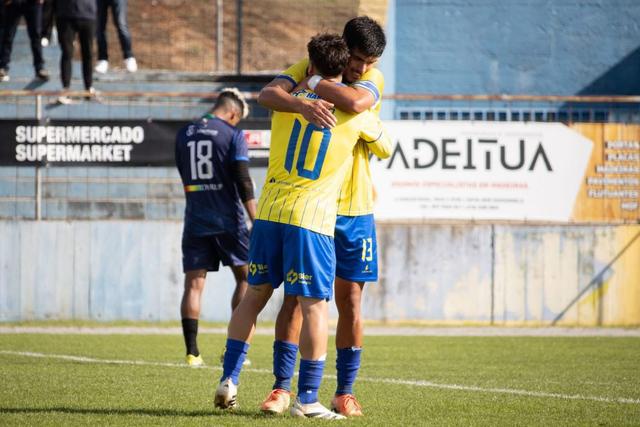 O abraço entre os fiéis Fabien Capelo (13) e Nuno Silvano (10) - Foto: D.R.