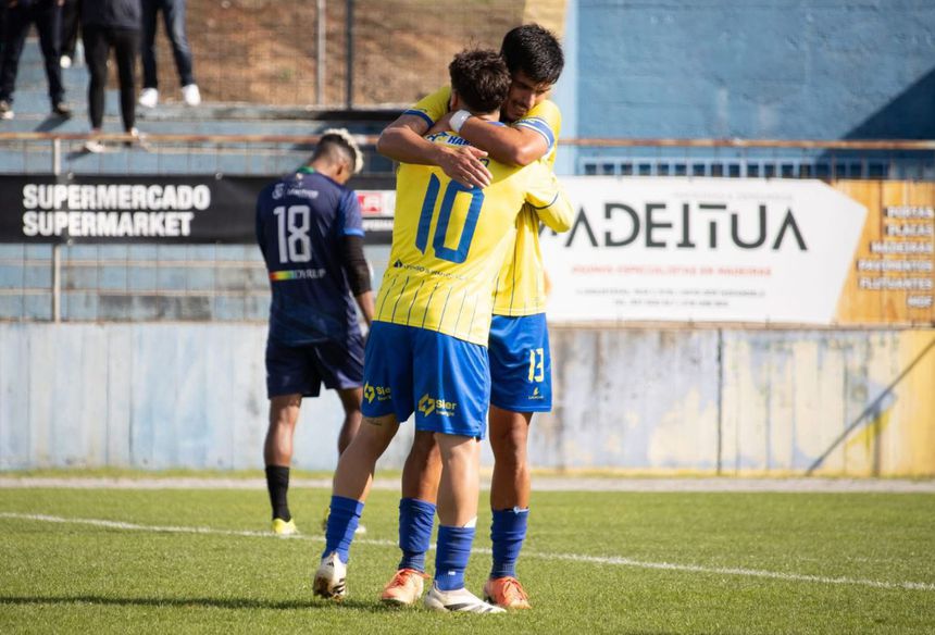 O abraço entre os fiéis Fabien Capelo (13) e Nuno Silvano (10) - Foto: D.R.