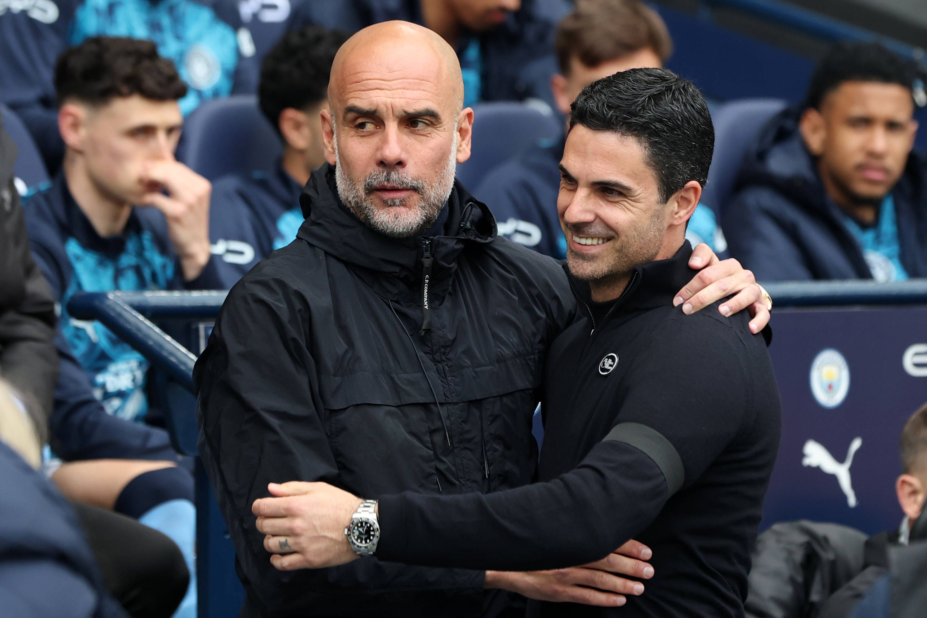 Pep Guardiola e Mikel Arteta no Manchester City-Arsenal de 19 de abril - foto: IMAGO