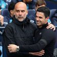 Pep Guardiola e Mikel Arteta no Manchester City-Arsenal de 19 de abril - foto: IMAGO