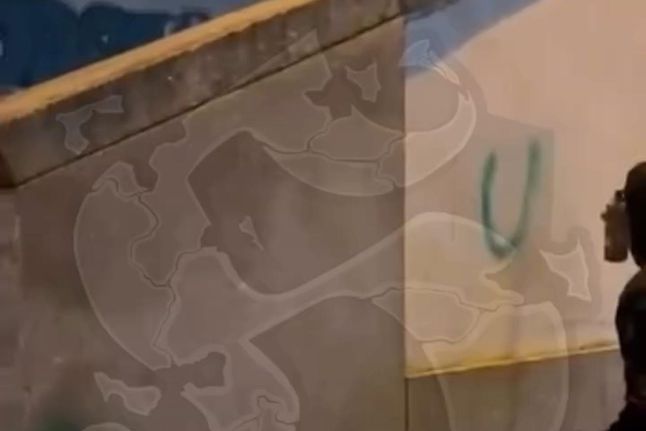 Claque do Sporting pinta muro junto ao Dragão