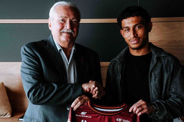 Tahirys dos Santos ao lado do presidente do Metz - Foto: Metz