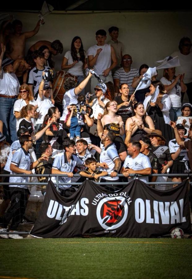 Jogadores do Vila Viçosa juntaram-se aos Ultras do Olival, claque do Nespereira - Foto: Vítor Diogo/Facebook