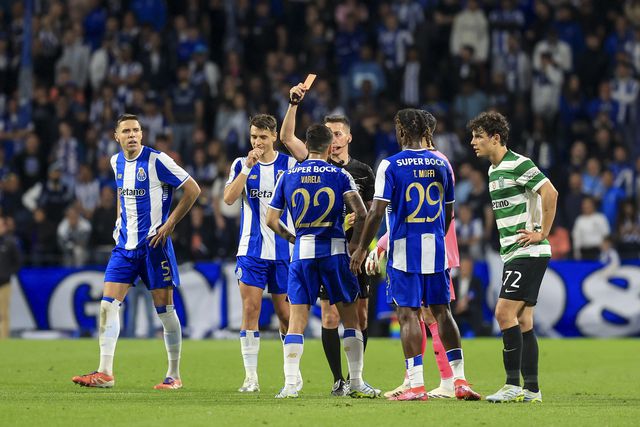 Pedro Henriques mostrou uma vez o vermelho, a Alan Varela, após ver as imagens no VAR — Foto: LUSA
