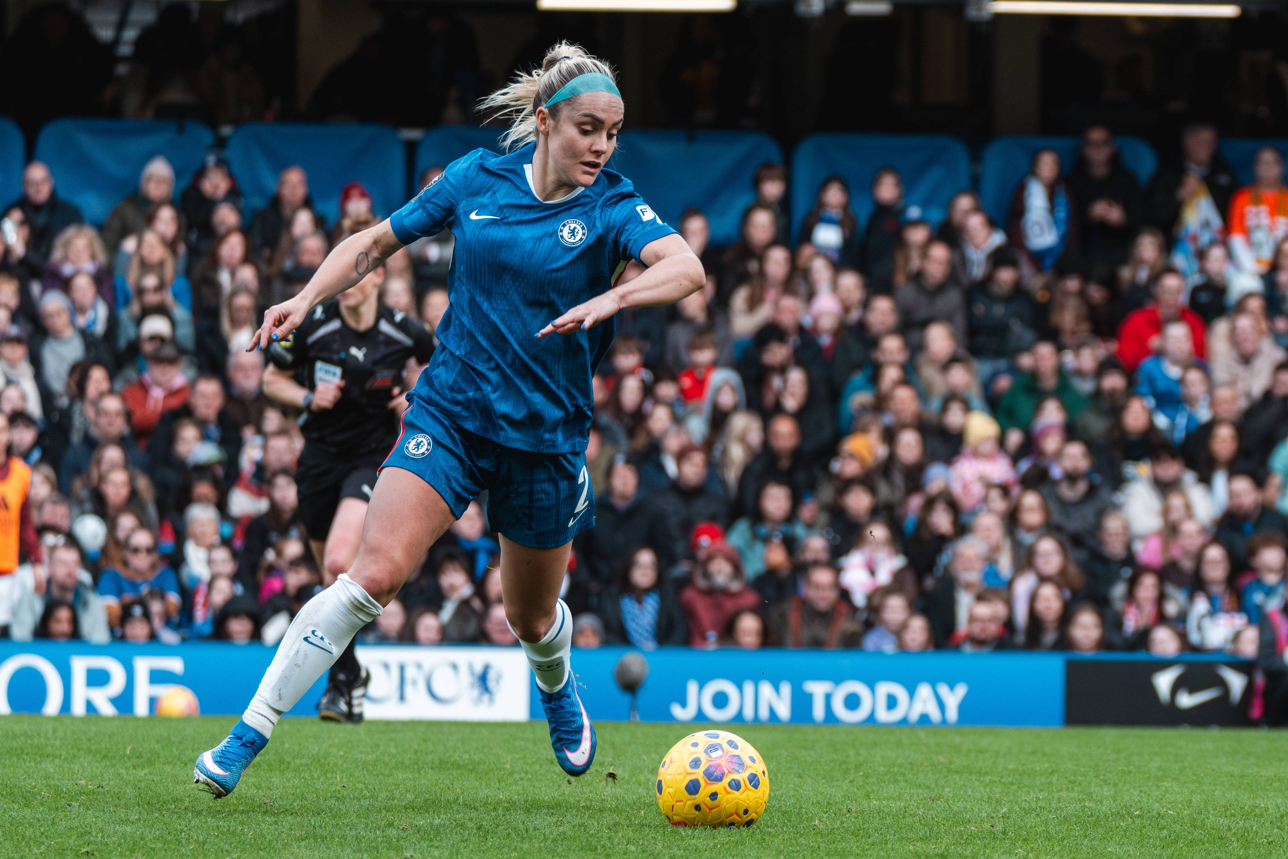 Ellie Carpenter, jogadora do Chelsea, em Stamford Bridge