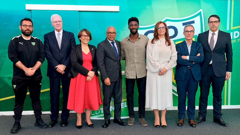José Maria Neves e Hélder Tavares, ao centro, encontraram-se no camarote presidencial do Estádio João Cardoso. Gonçalo Feio (o primeiro da ponta esquerda) também esteve presente