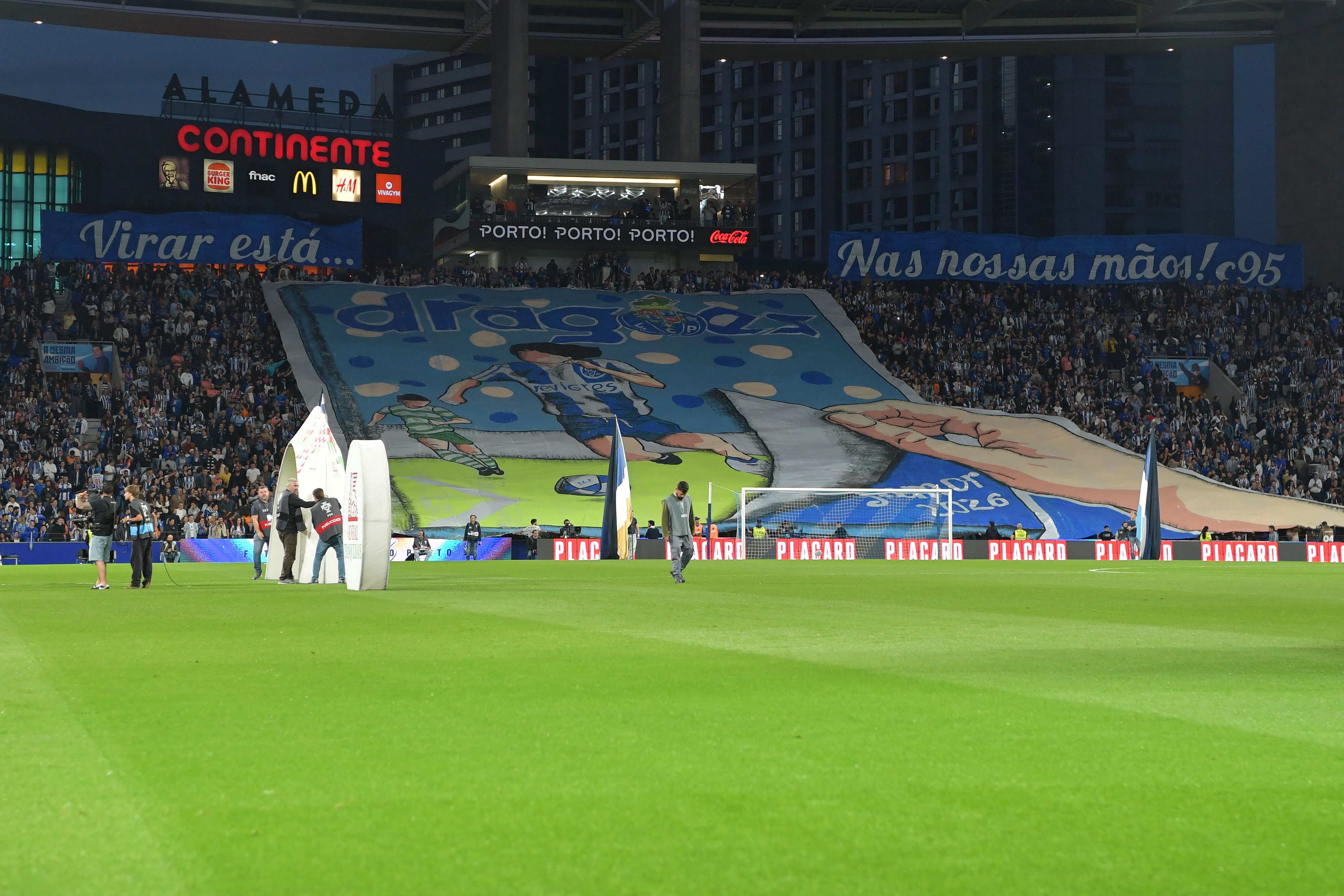 Coreografia dos adeptos do FC Porto antes do início da partida. Foto: Rogério Ferreira/Kapta+ (FC Porto-Sporting)