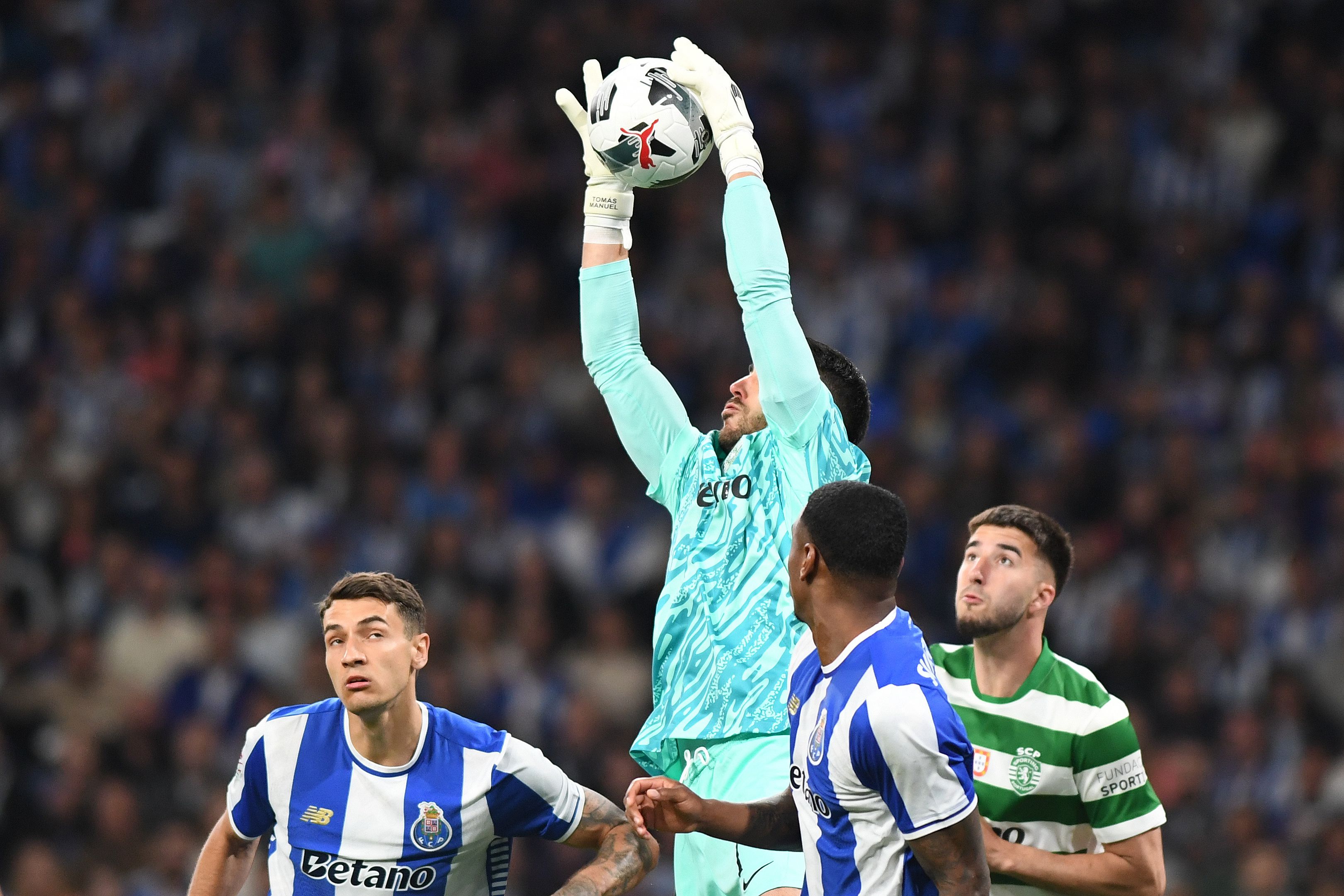 Rui Silva nas alturas a segurar. Foto: Rogério Ferreira/Kapta+ (FC Porto-Sporting)