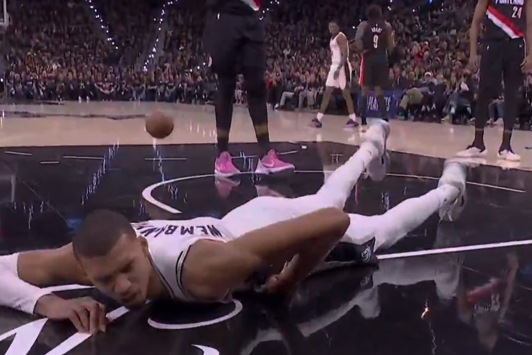 Wembanyama bateu com a cara no chão