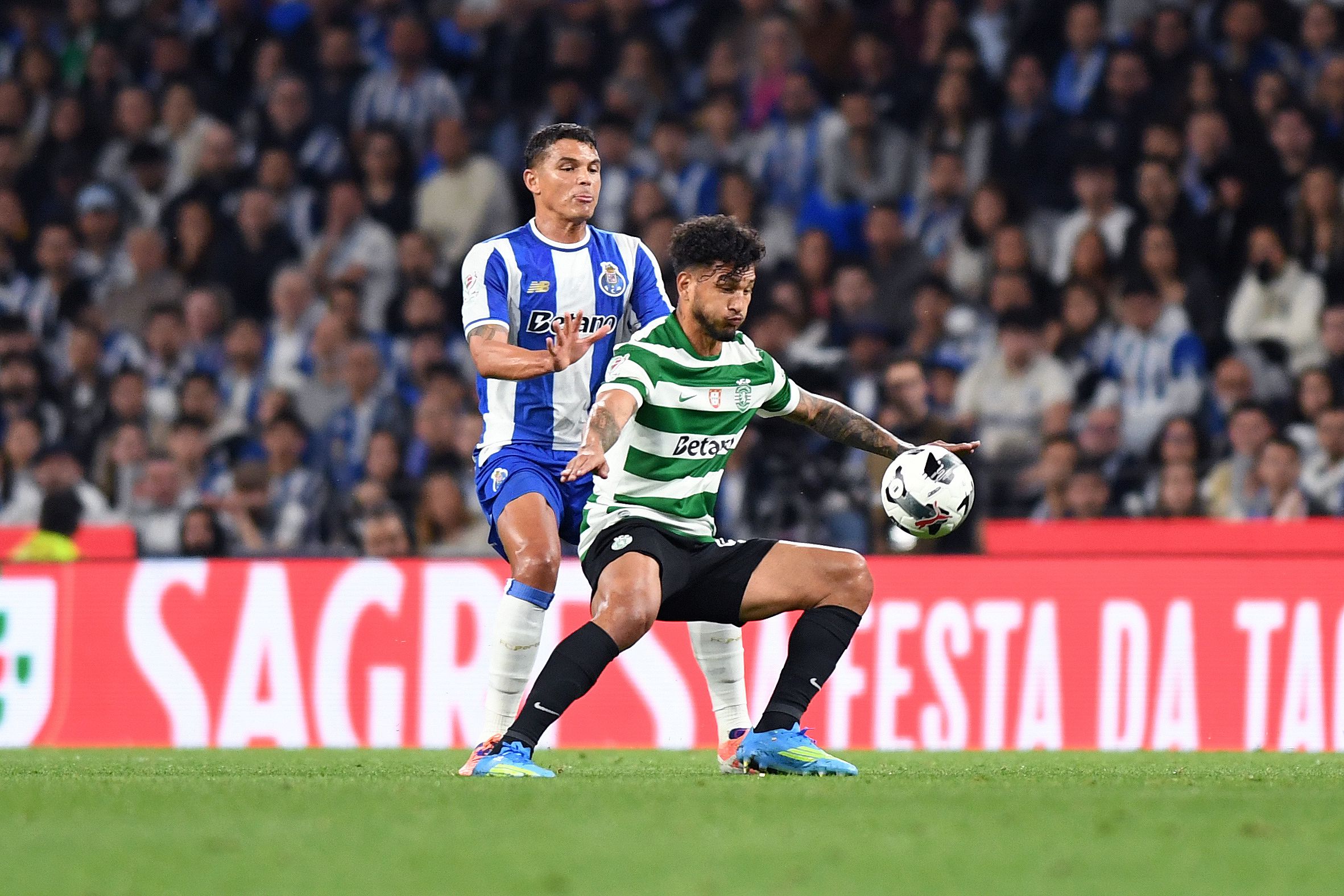 Luis Suárez e Thiago Silva num dos duelos da noite. Foto: Rogério Ferreira/Kapta+ (FC Porto-Sporting)