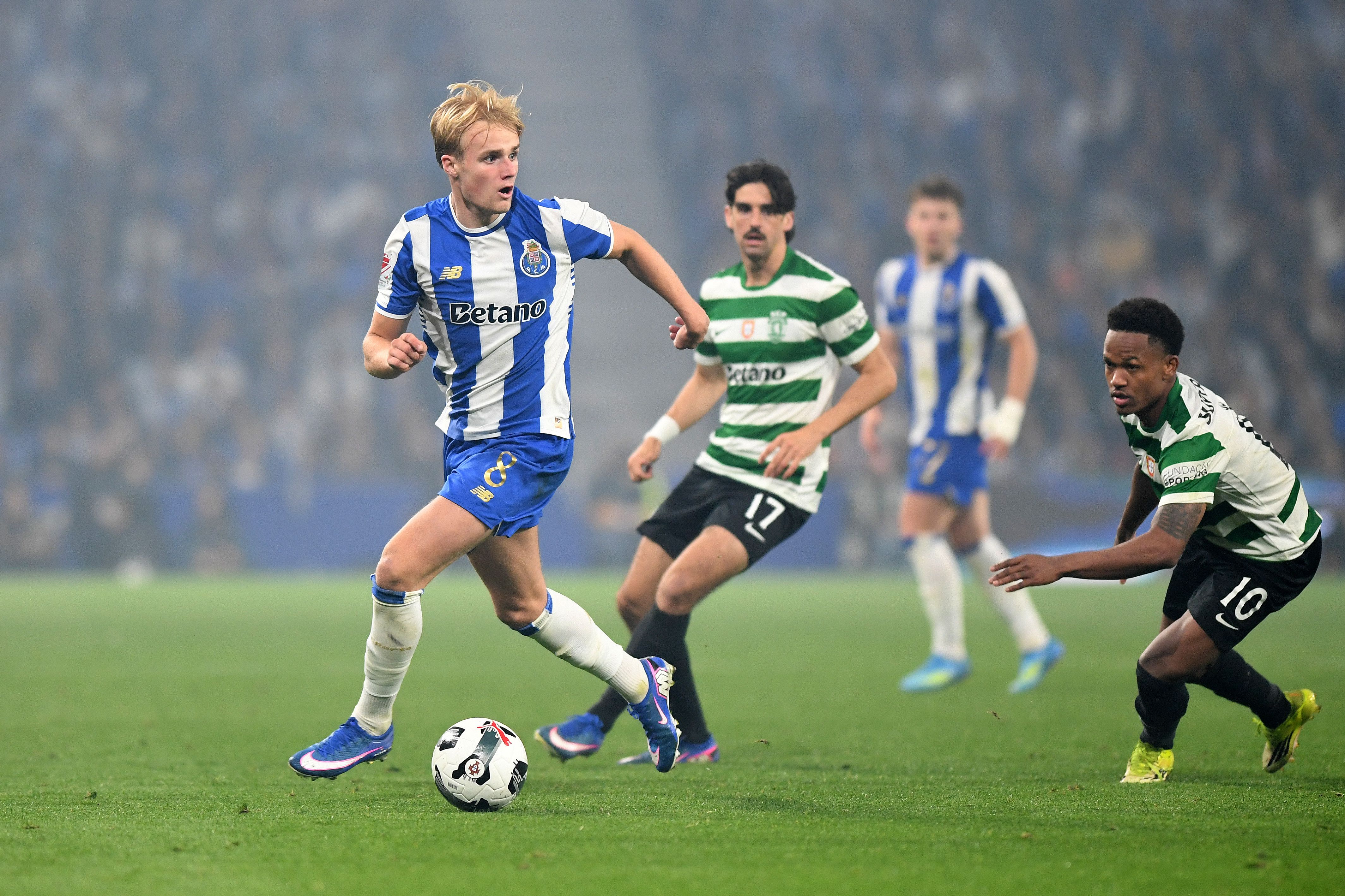 Froholdt vigiado por Francisco Trincão. Foto: Rogério Ferreira/Kapta+ (FC Porto-Sporting)