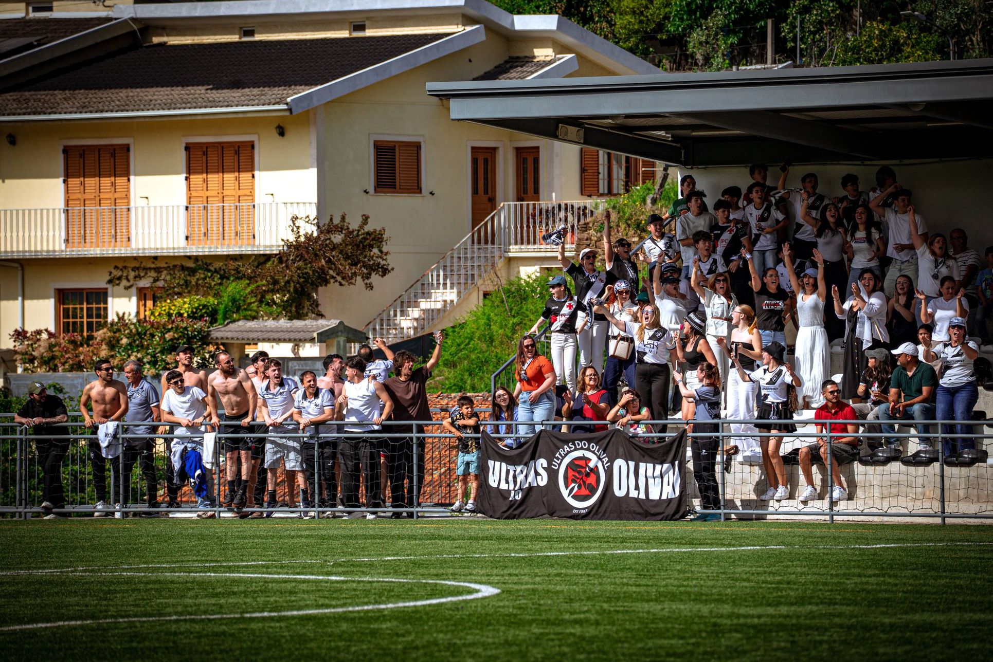 Jogadores do Vila Viçosa juntaram-se à claque do Nespereira - Foto: Vítor Diogo/Facebook