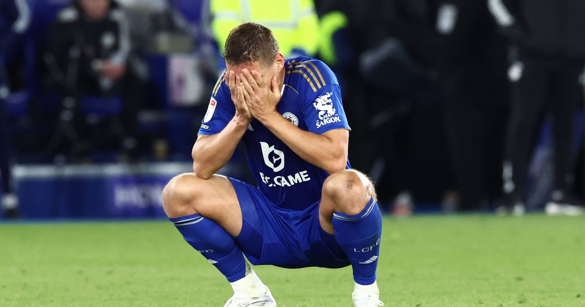 Adeptos do Leicester exigem venda do clube após descida à League One