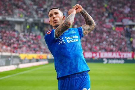 Álex Grimaldo representa o Bayer Leverkusen - Foto: IMAGO