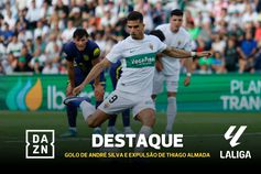 Ex-alvo do Benfica comete penálti, é expulso e André Silva aproveita