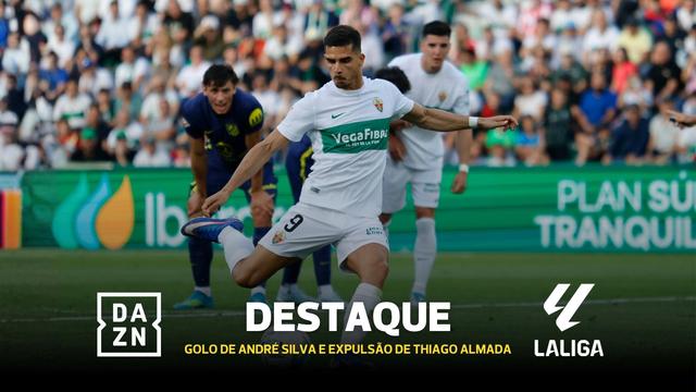 Ex-alvo do Benfica comete penálti, é expulso e André Silva aproveita