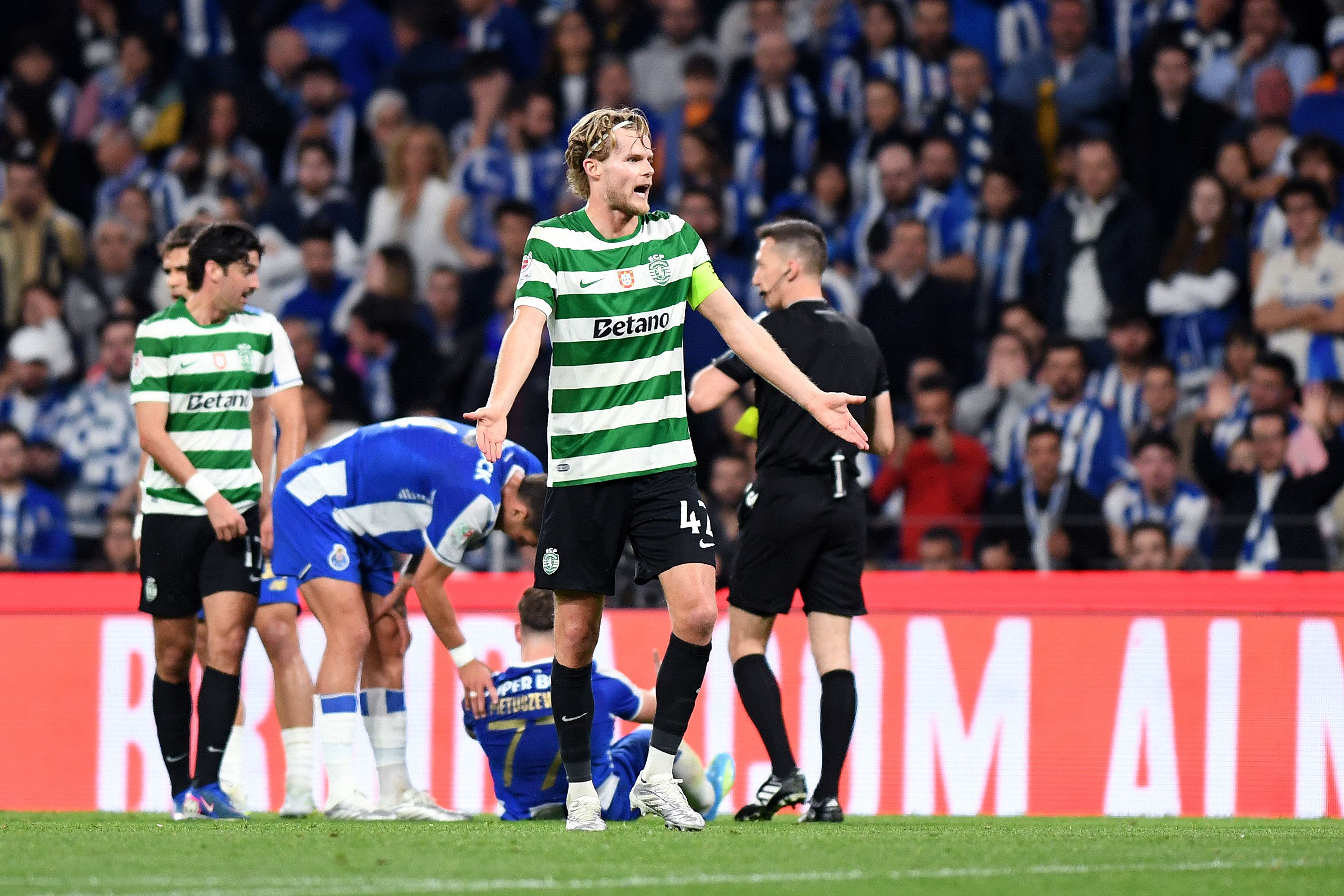 Hjulmand protesta cartão amarelo no Dragão. Foto: Rogério Ferreira/Kapta+ (FC Porto-Sporting)