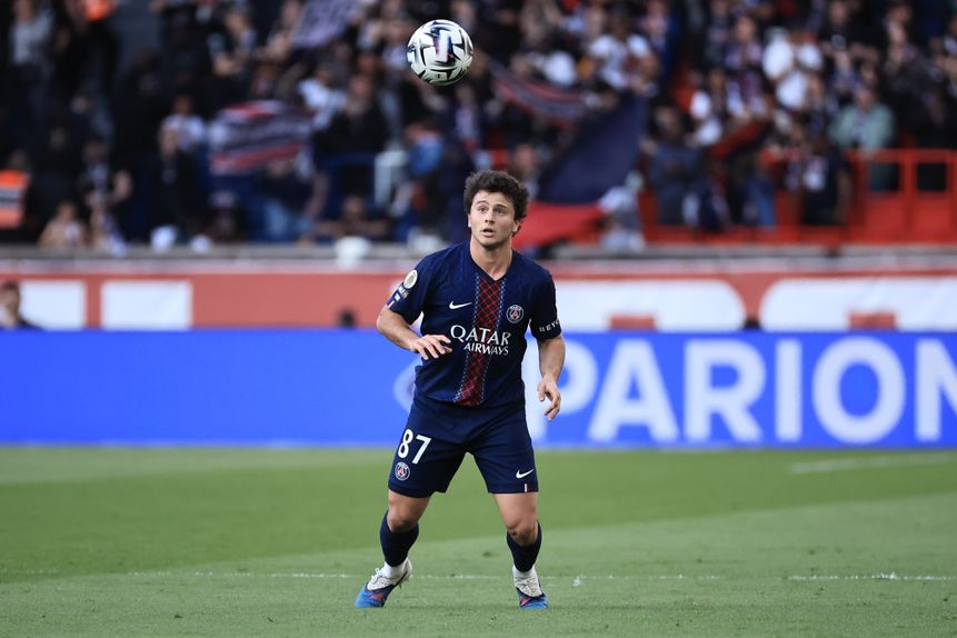 João Neves foi o único português em ação do lado do PSG - Foto: EPA/CHRISTOPHE PETIT TESSON