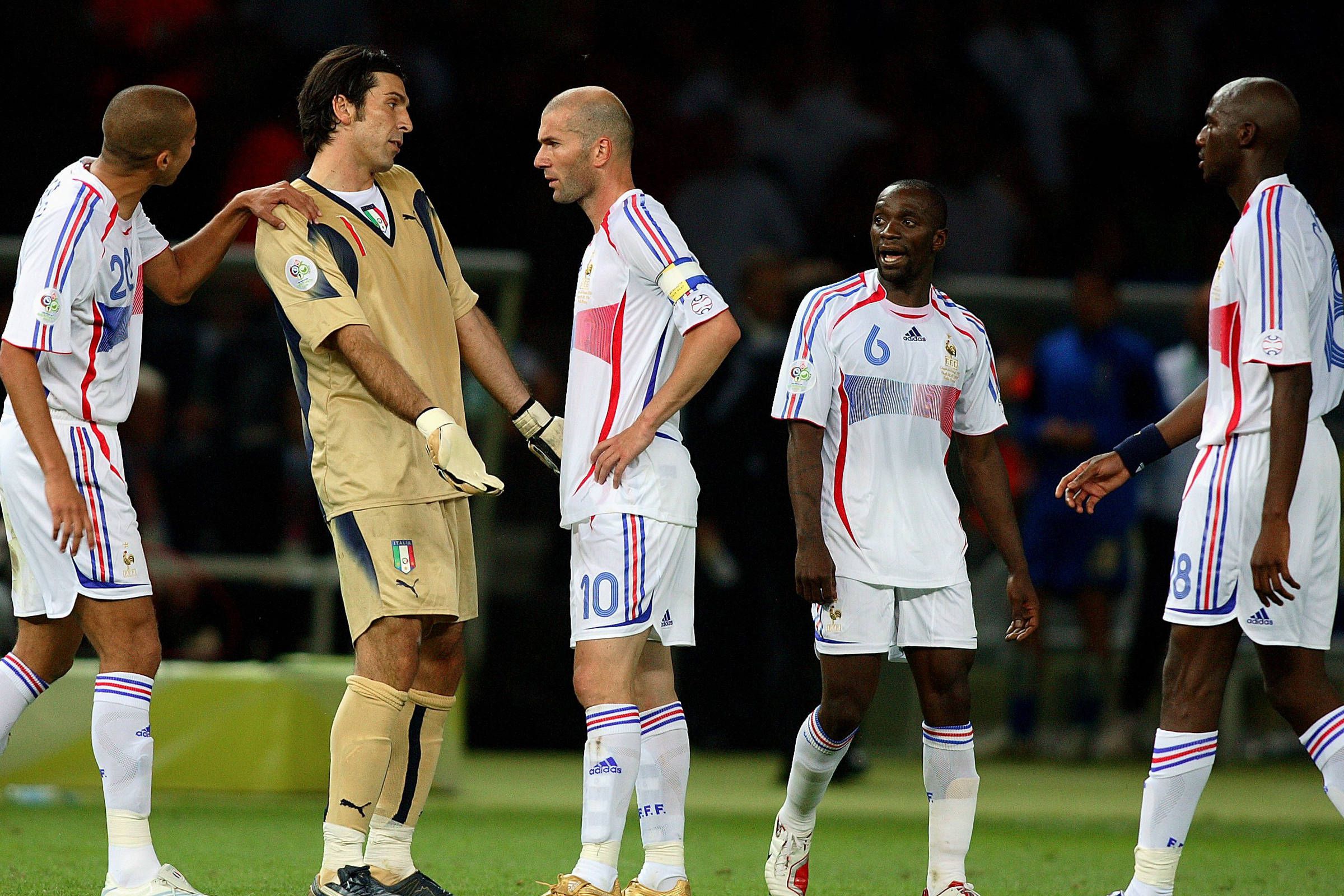Buffon à conversa com Zidane no Mundial 2006