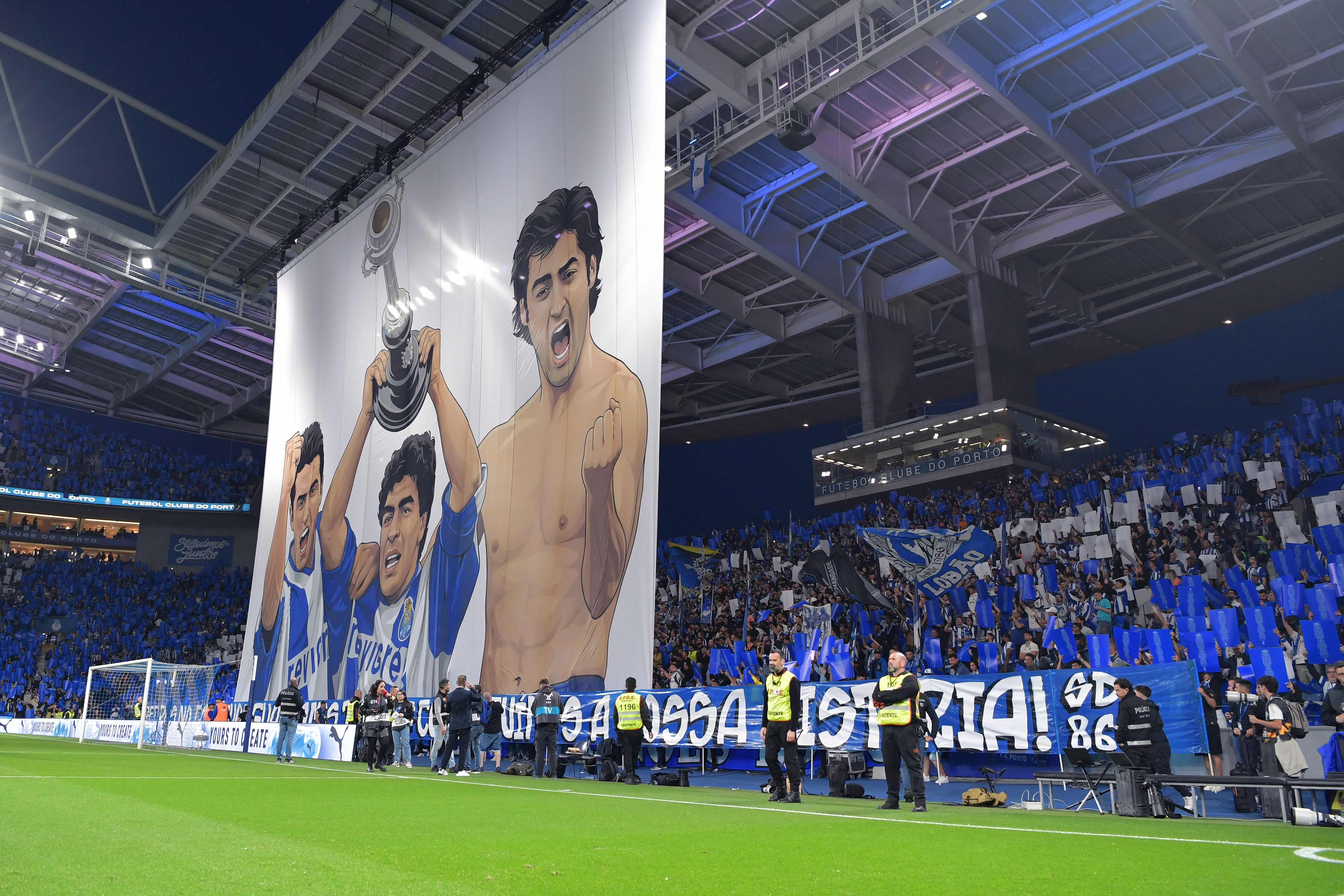 Coreografia no início da partida. Foto: Rogério Ferreira/Kapta+ (FC Porto-Sporting)