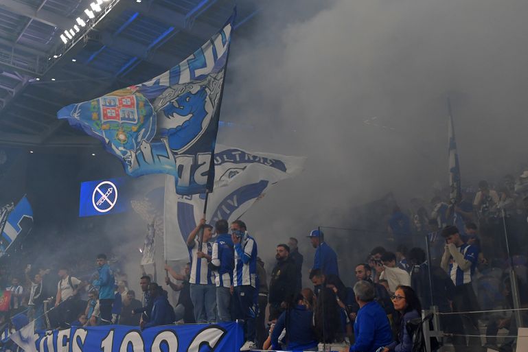 Segunda parte começou com espetáculo pirotécnico no Dragão. Foto: Rogério Ferreira/Kapta+ (FC Porto-Sporting)