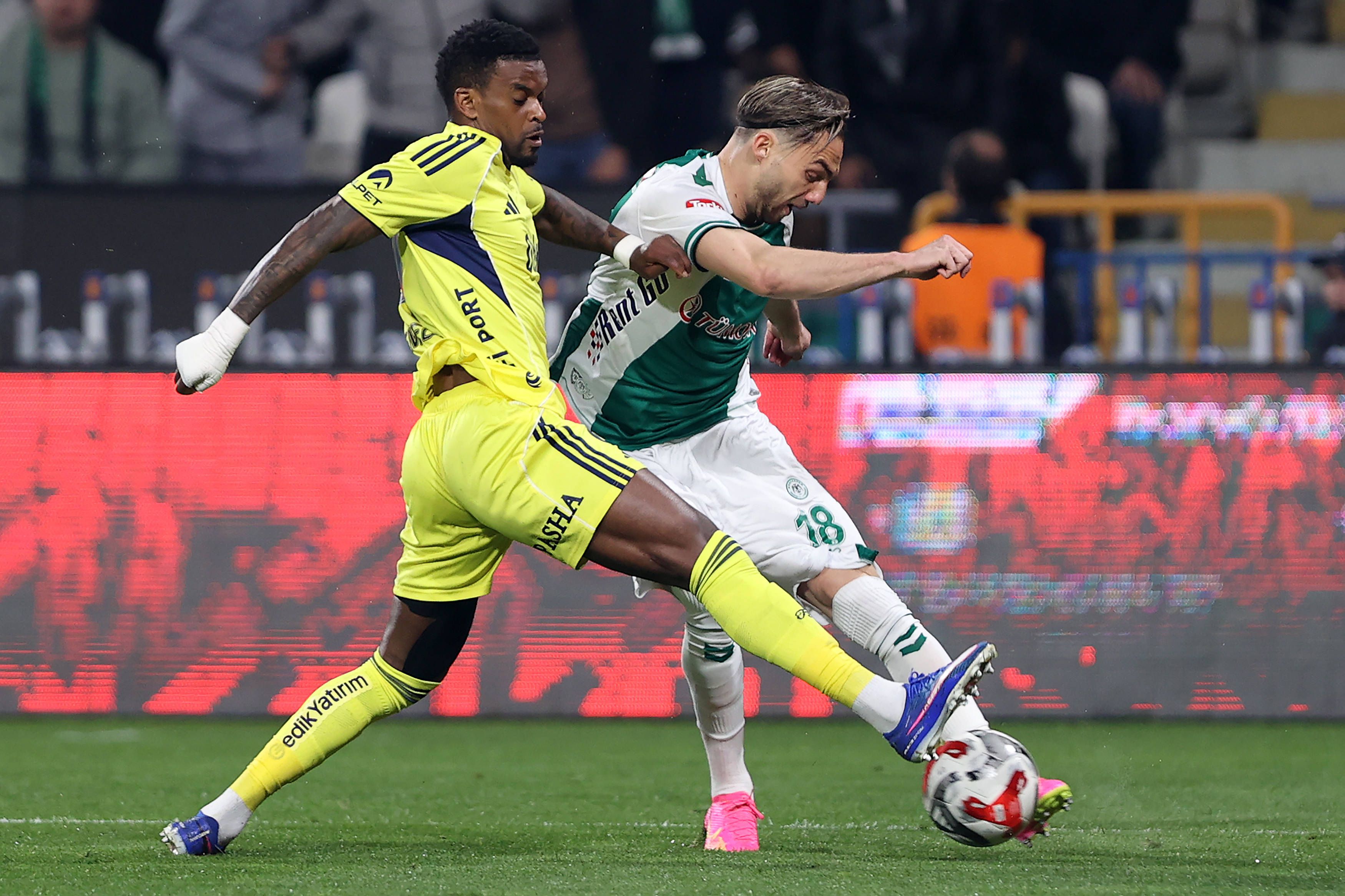 Nélson Semedo em ação com a camisola do Fenerbahçe