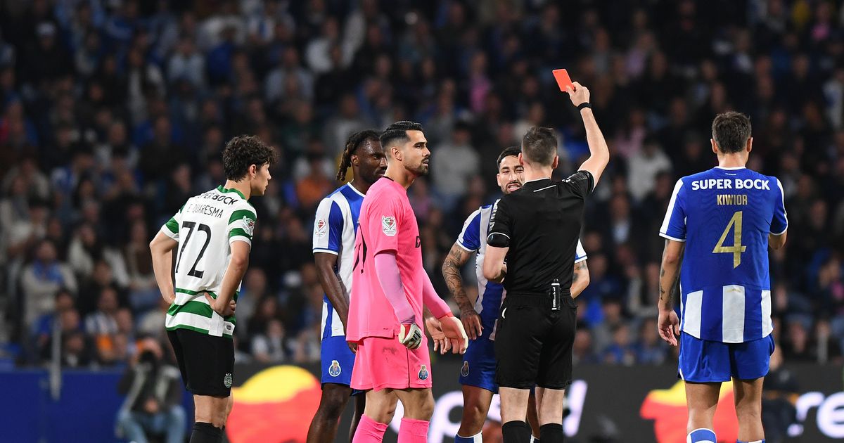 VÌDEO: entrada duríssima de Varela sobre Suárez deixou FC Porto reduzido a 10