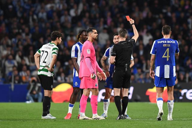 Varela foi expulso por Miguel Nogueira no FC Porto-Sporting, mas ficaram mais dois vermelhos por mostrar. Foto: Rogério Ferreira/Kapta+