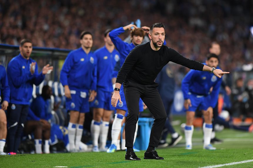 Farioli a dar indicações aos jogadores. Foto: Rogério Ferreira/Kapta+ (FC Porto-Sporting)