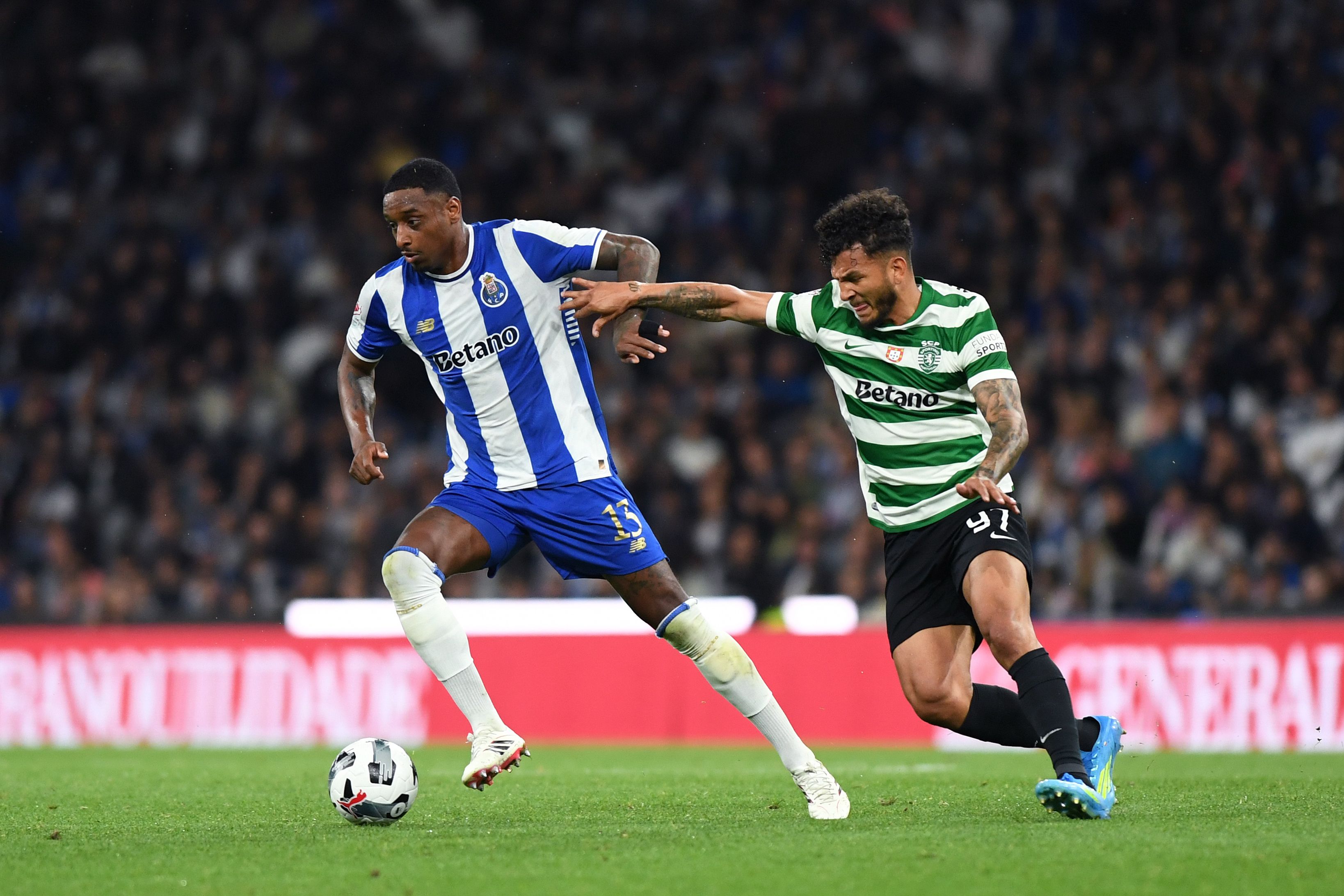 Pablo Rosario e Luis Suárez em duelo pela bola. Foto: Rogério Ferreira/Kapta+ (FC Porto-Sporting)
