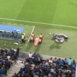 Farto das cartolinas, Pote atirou-as... para dentro do terreno de jogo