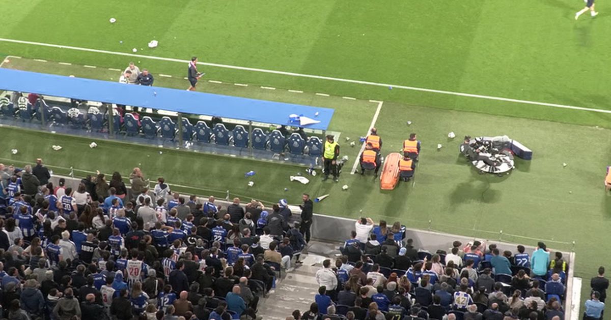 Farto das cartolinas, Pote atirou-as... para dentro do terreno de jogo