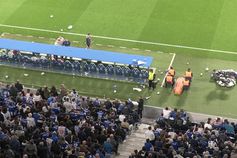 Farto das cartolinas, Pote atirou-as... para dentro do terreno de jogo