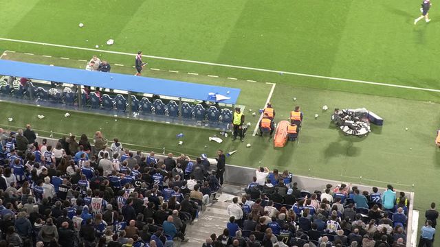 Farto das cartolinas, Pote atirou-as... para dentro do terreno de jogo