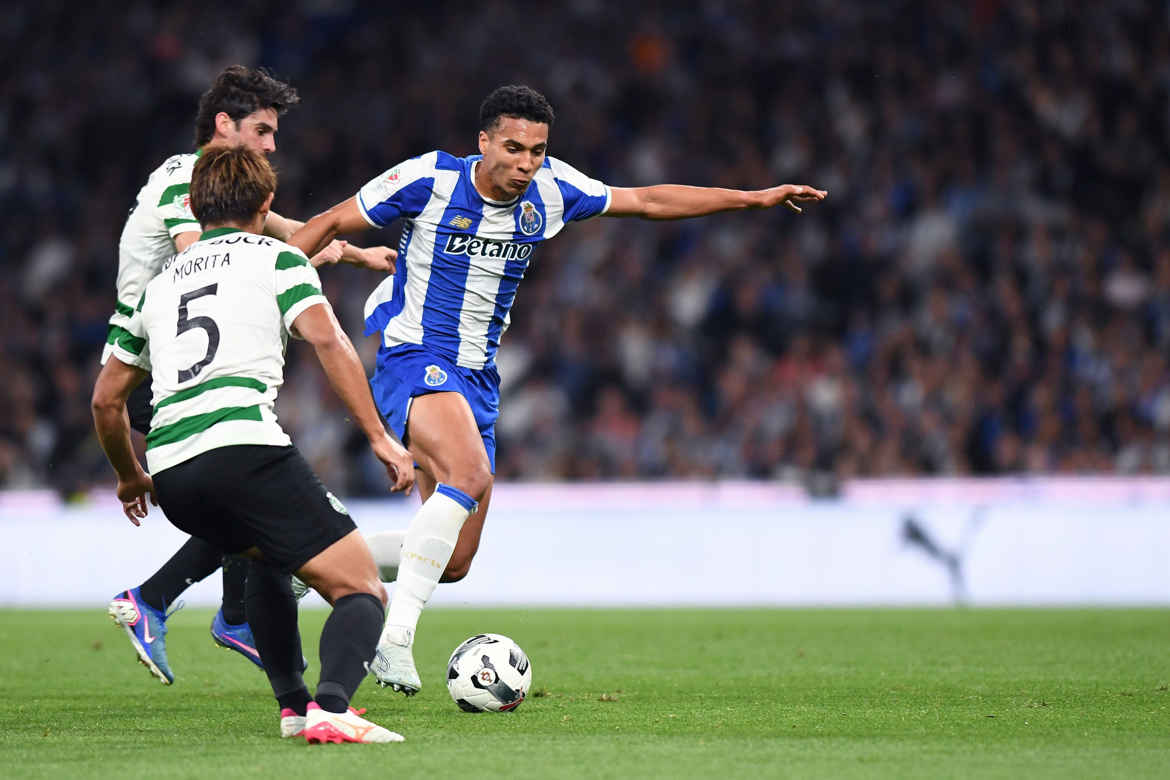 Alberto Costa em ação frente a Trincão e Morita. Foto: Rogério Ferreira/Kapta+ (FC Porto-Sporting)