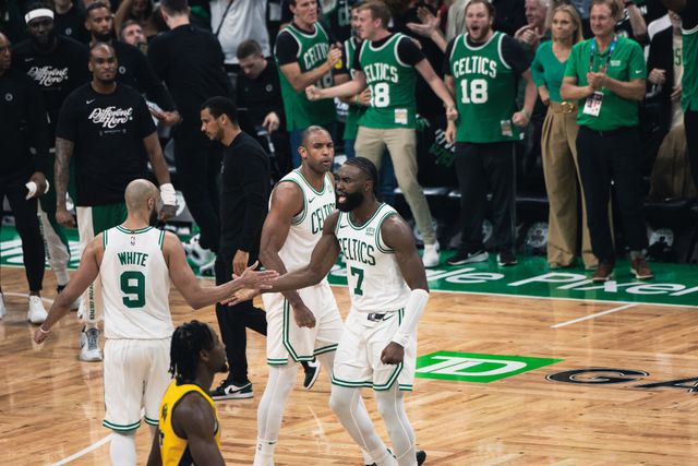 Triplo de Brown nos últimos segundos força prolongamento e empurra Celtics para vitória