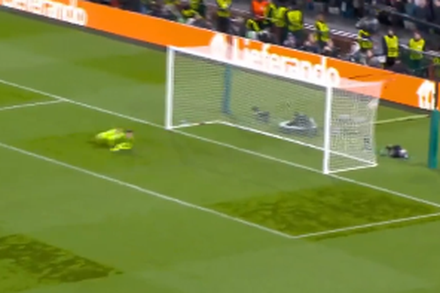 Vídeo: hat-trick de Lookman aniquila Leverkusen