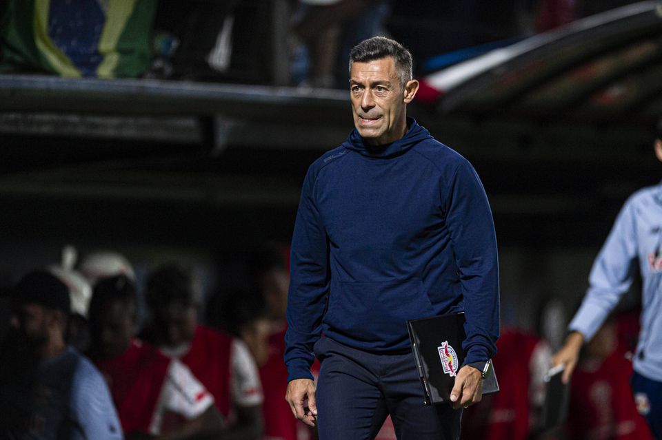 Bragantino de Caixinha e Vasco, ainda sem Álvaro Pacheco, em frente na Taça do Brasil