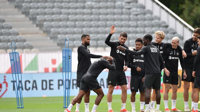Geny e Inácio tiveram direito a túnel dos colegas