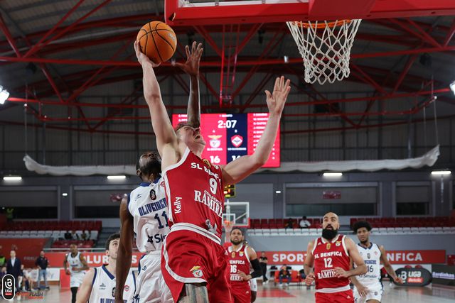 Benfica entra a 100 na meia-final