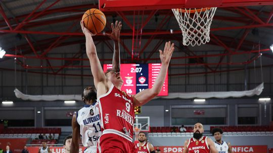 Benfica entra a 100 na meia-final