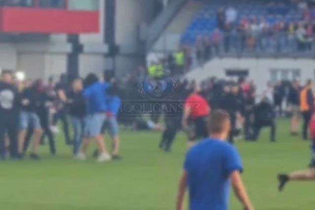 Pancadaria no relvado entre adeptos do Sparta Praga e Plzen na final da Taça da Rep. Checa